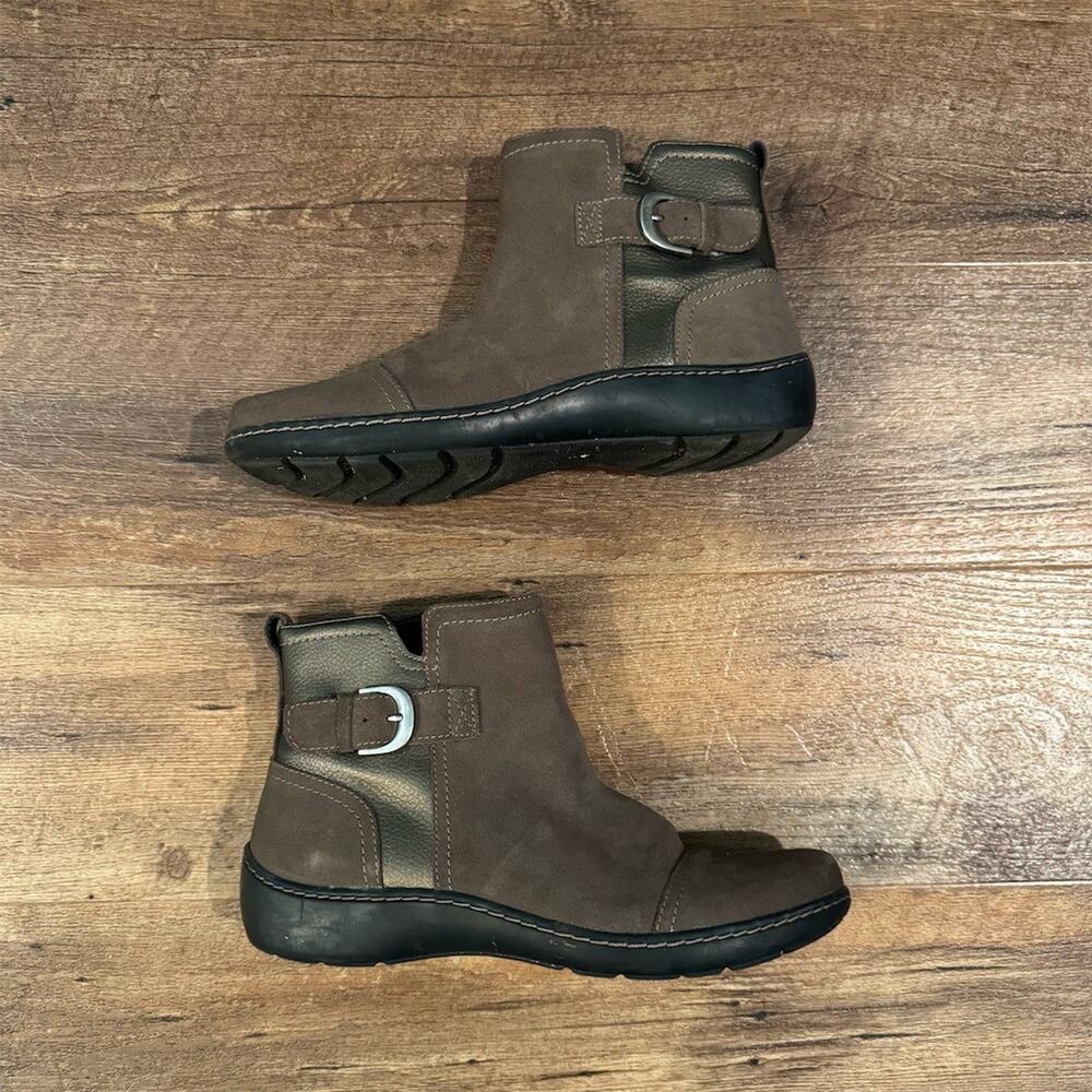 Clarks Cora Marigold Ankle Booties Taupe Suede Size Zip Buckle 9 M Comfort READ